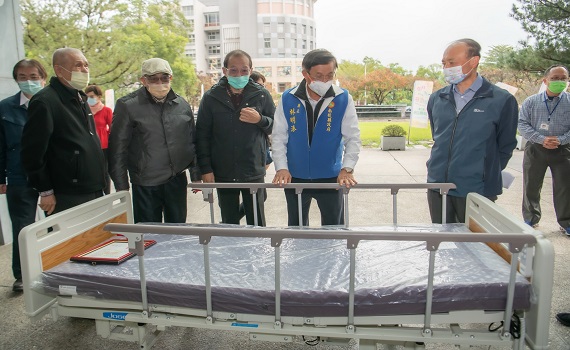 慈善家贈仁愛之家電動床 林明溱見證頒感謝狀 - https://www.watchmedia01.com