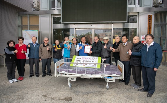 慈善家贈仁愛之家電動床 林明溱見證頒感謝狀 - https://www.watchmedia01.com