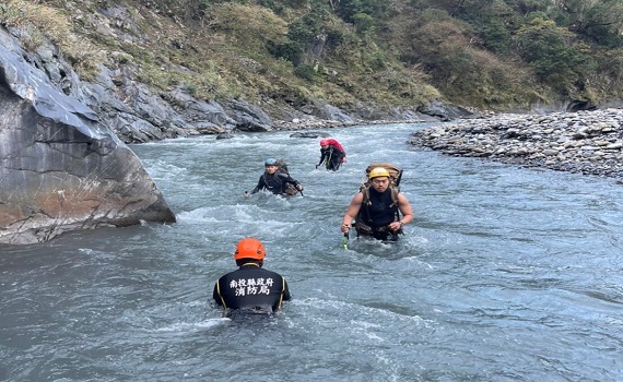 南投信義鄉伊巴厚山事故 4人受困 - https://www.watchmedia01.com