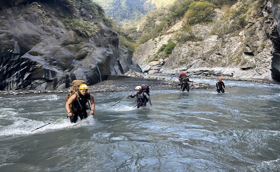 南投信義鄉伊巴厚山事故 4人受困 - https://www.watchmedia01.com