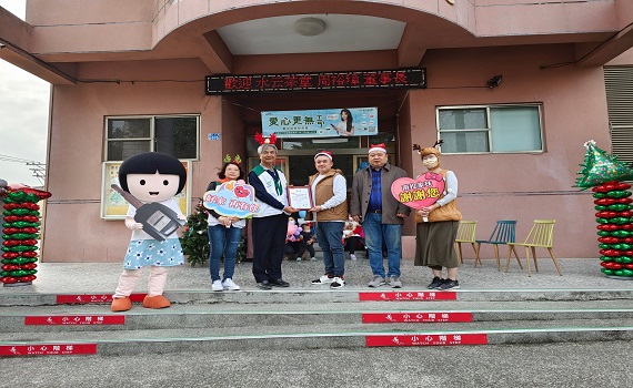 心繫家扶兒 寶島時代村 水云茶堂化身聖誕老公公贈公務車 - https://www.watchmedia01.com