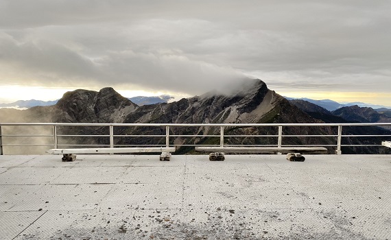 玉山主峰降雪 路面濕滑前往山友請注意安全 - https://www.watchmedia01.com