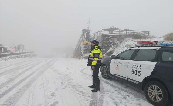 合歡山下瑞雪 上山追雪車輛請加裝V型雪鏈 - https://www.watchmedia01.com
