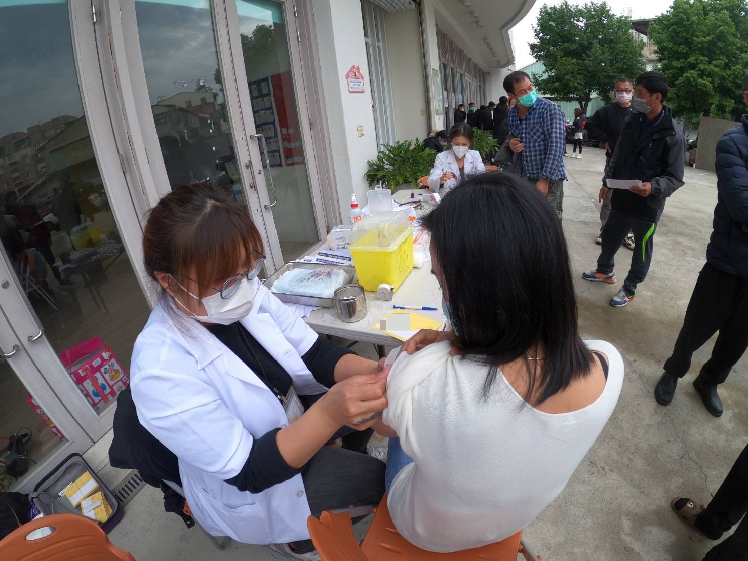 影／圍堵防疫漏洞！移民署不畏低溫挺進深山為移工打疫苗 - https://www.watchmedia01.com