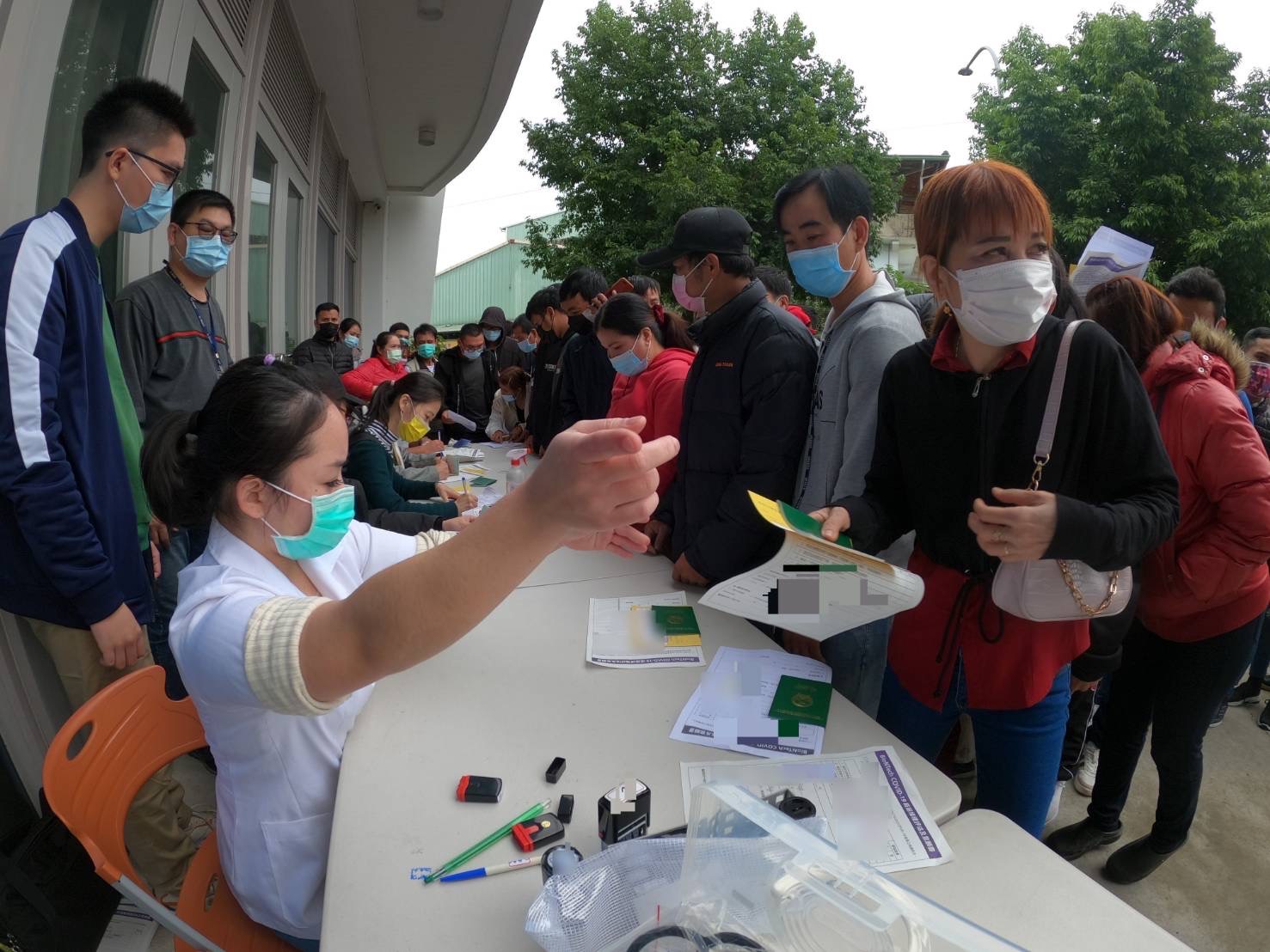 影／圍堵防疫漏洞！移民署不畏低溫挺進深山為移工打疫苗 - https://www.watchmedia01.com
