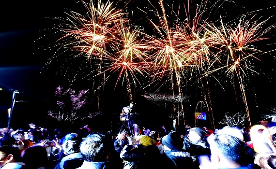 清境高空瘋跨年 萬人不畏低溫熱情倒數迎新年 - https://www.watchmedia01.com