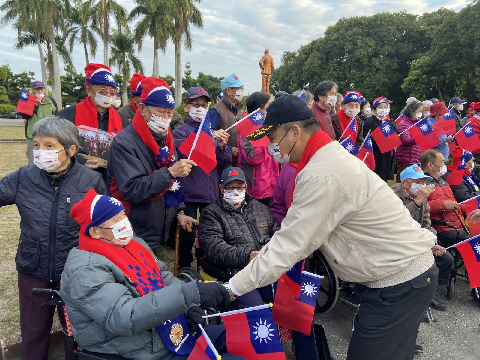 影/旗海飄揚 中彰榮家元旦升旗典禮長輩舞動迎新年 - https://www.watchmedia01.com