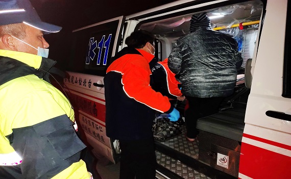 山區夜半腹疼求救無門 警消合力接駁保命 - https://www.watchmedia01.com