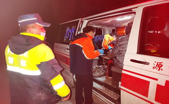 山區夜半腹疼求救無門 警消合力接駁保命 - https://www.watchmedia01.com