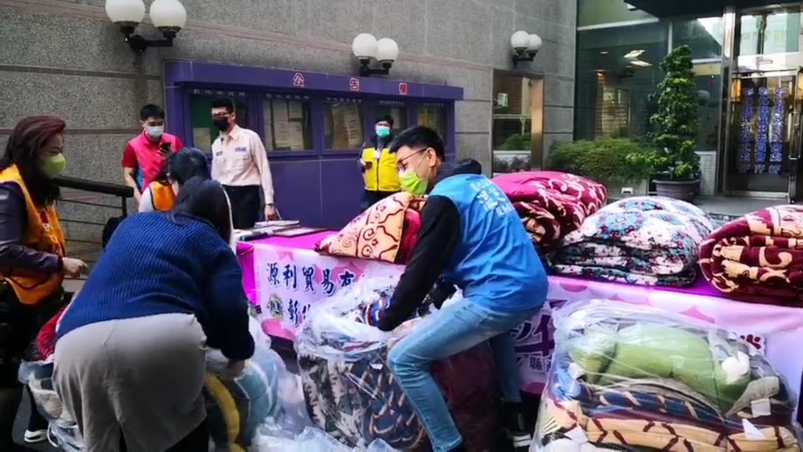 影／彰化挺溫暖　企業、獅子會捐「幸福小舖實物銀行」愛心毛毯 - https://www.watchmedia01.com