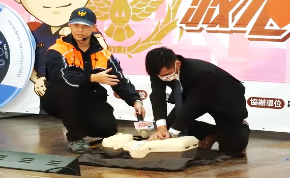 劉林芍基金會慨捐「AED」 嘉惠竹鹿13警所助警護民 - https://www.watchmedia01.com
