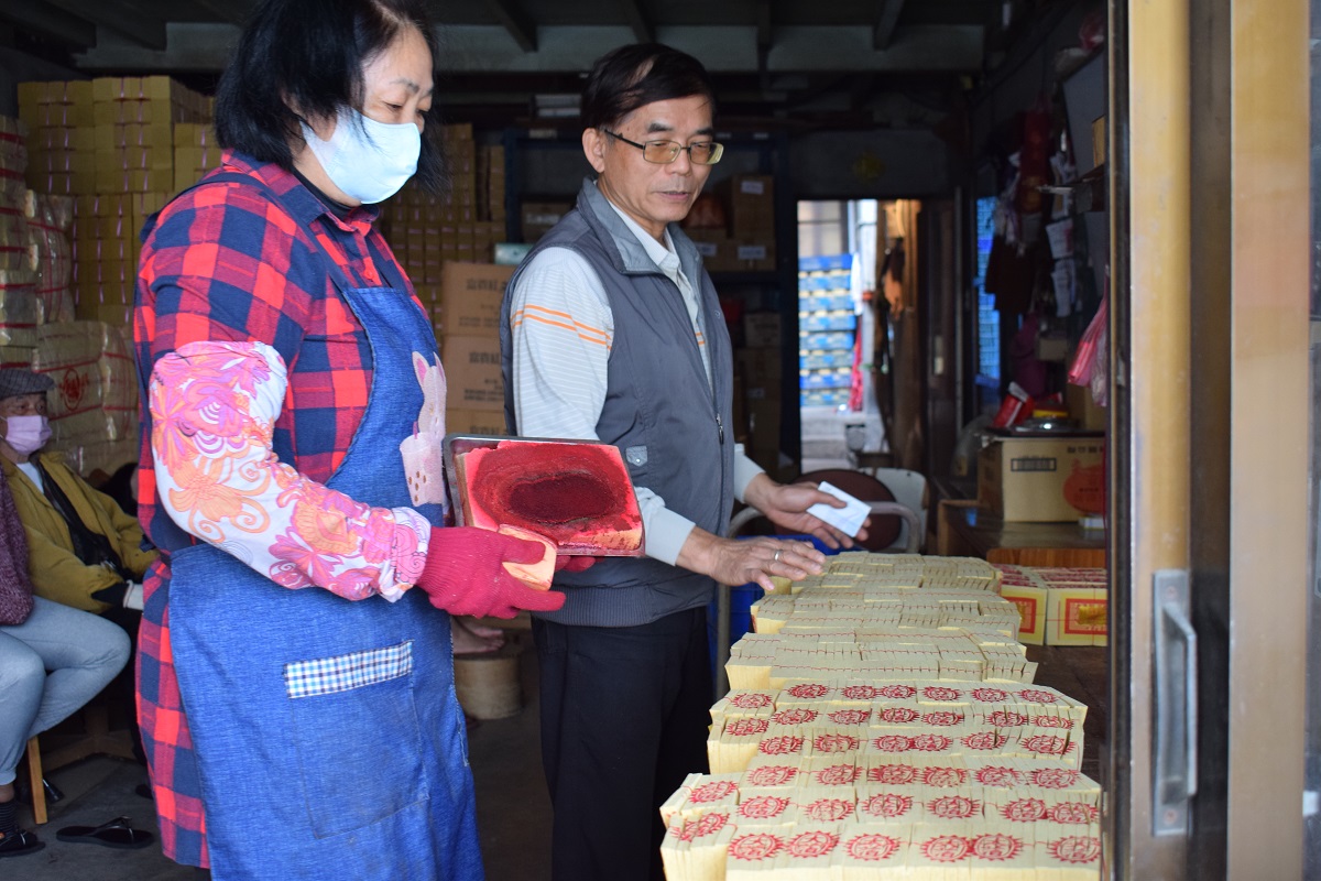 影／百年老店「茂春金紙店」手藝傳承第四代　鎮店之寶柚木砧板保留至今 - https://www.watchmedia01.com