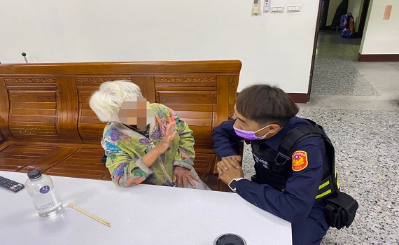 員警暖心協助走失瘖啞老人返家 - https://www.watchmedia01.com