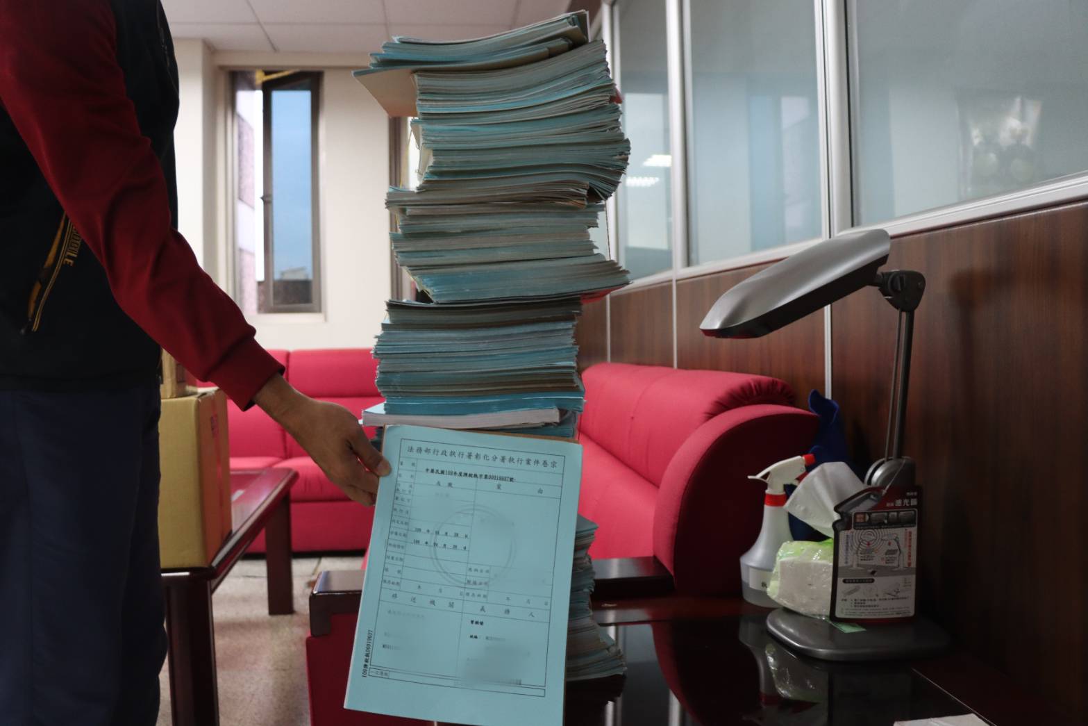 影/妻開夫車3年積欠2千多筆ETC費用 夫氣憤砸爛車 透天厝仍被拍賣 - https://www.watchmedia01.com