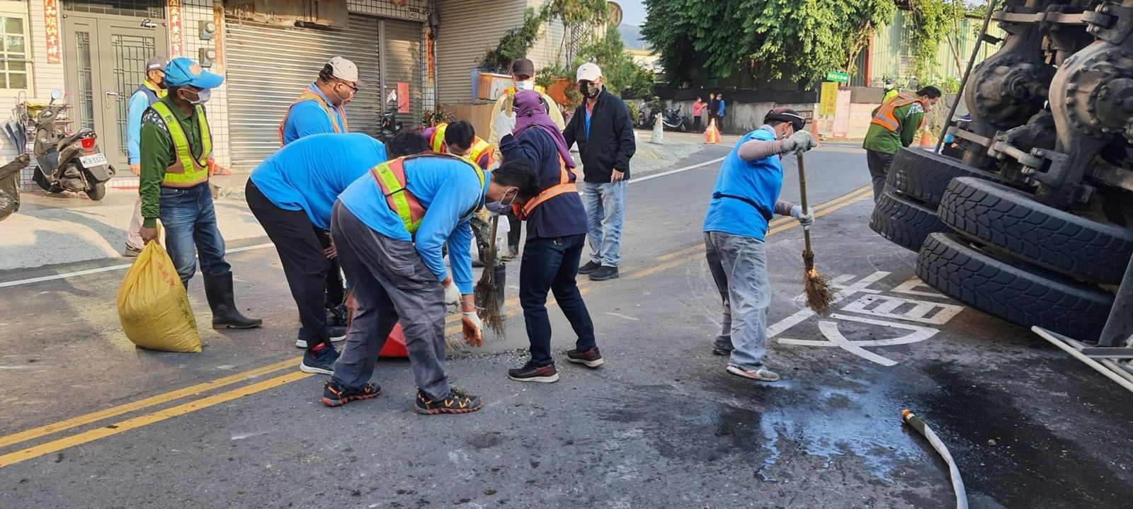 影／有應媽祠也被撞！水泥預拌車失控追撞翻覆　駕駛受困頻按喇叭獲救 - https://www.watchmedia01.com