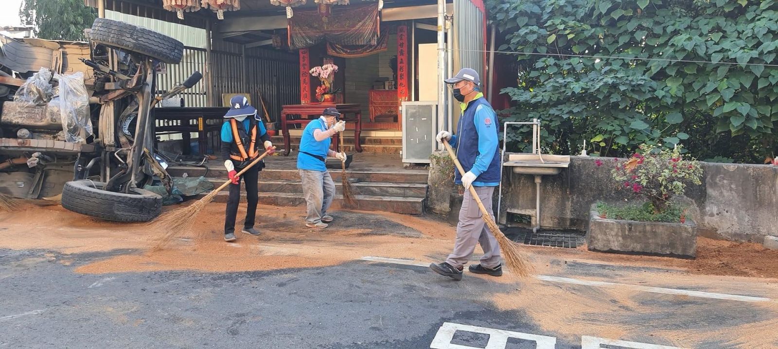 影／有應媽祠也被撞！水泥預拌車失控追撞翻覆　駕駛受困頻按喇叭獲救 - https://www.watchmedia01.com