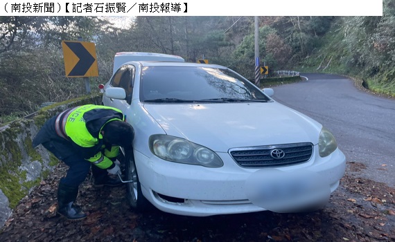 高山爆胎求助無門 員警協助換胎脫困 - https://www.watchmedia01.com