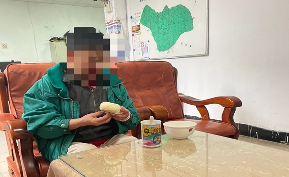高山爆胎求助無門 員警協助換胎脫困 - https://www.watchmedia01.com
