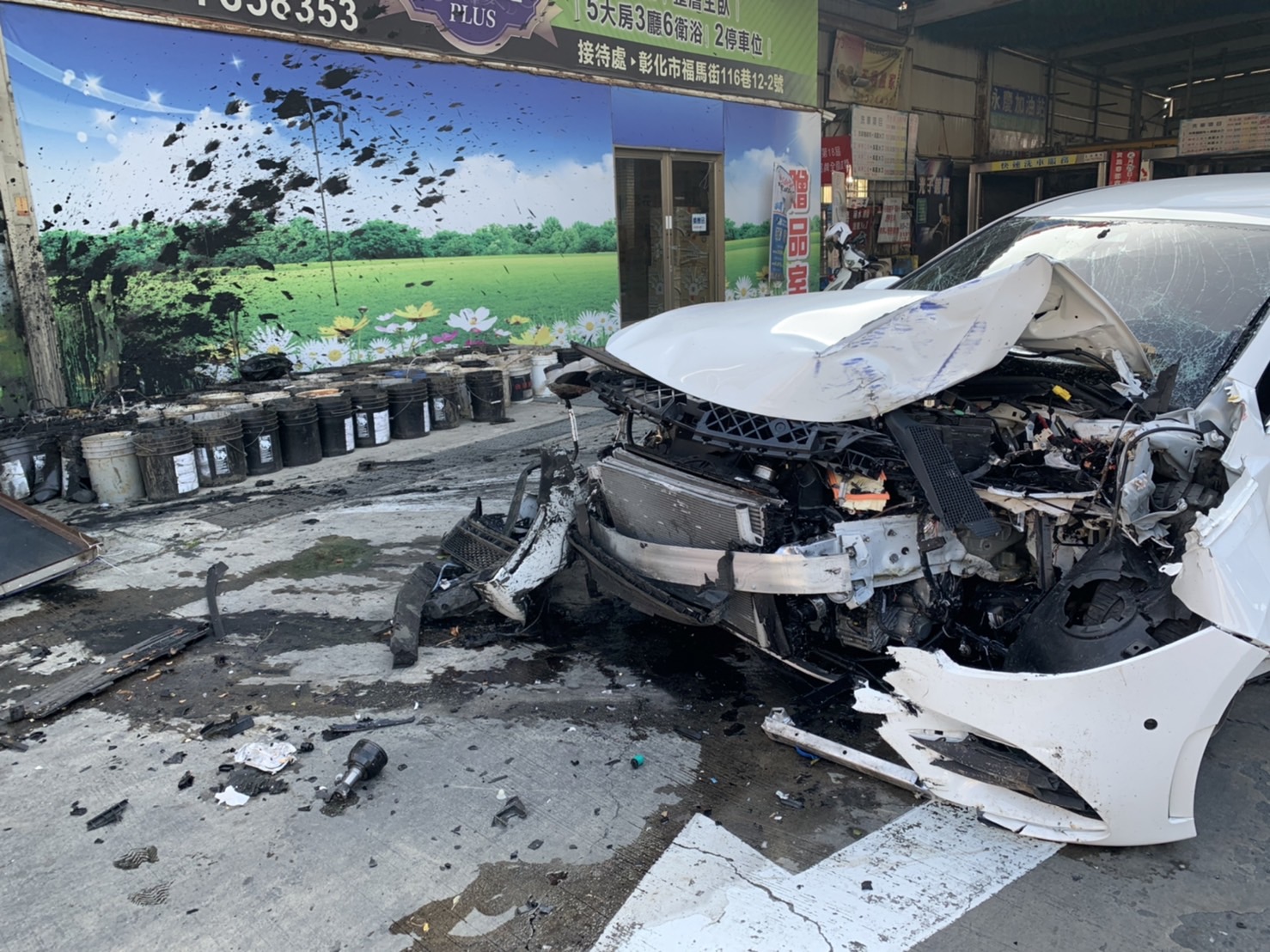 影／與死神拔河　賓士車撞進加油站車頭全毀　男駕駛傷重 - https://www.watchmedia01.com