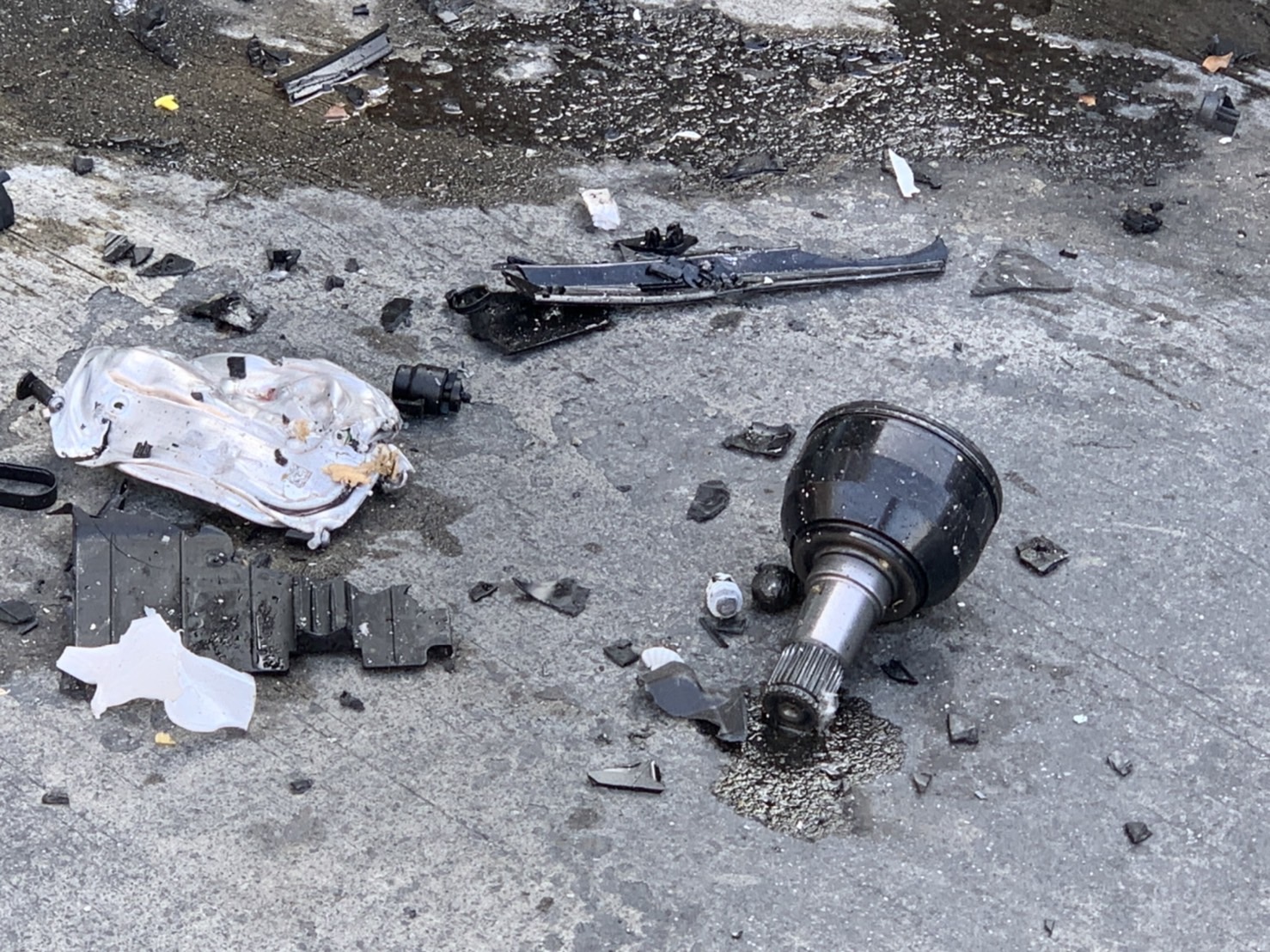 影／與死神拔河　賓士車撞進加油站車頭全毀　男駕駛傷重 - https://www.watchmedia01.com