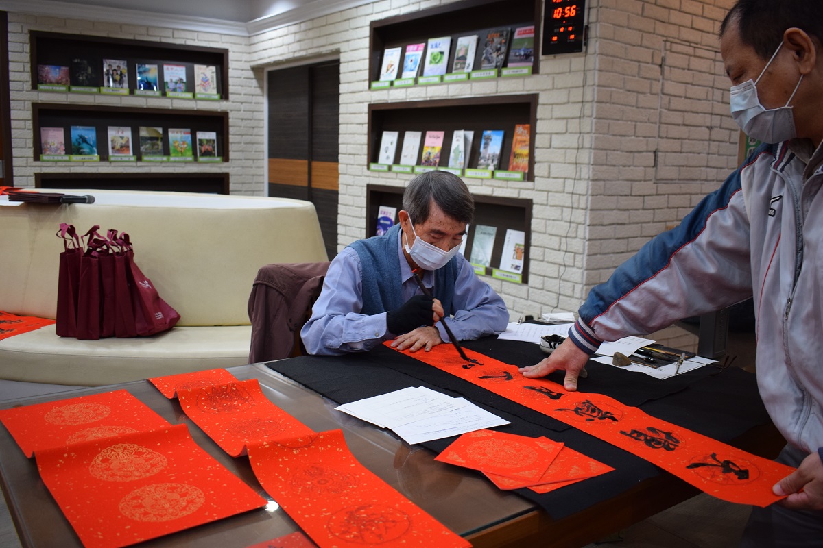 書法名家揮毫迎新春 獨一無二春聯做公益 - https://www.watchmedia01.com