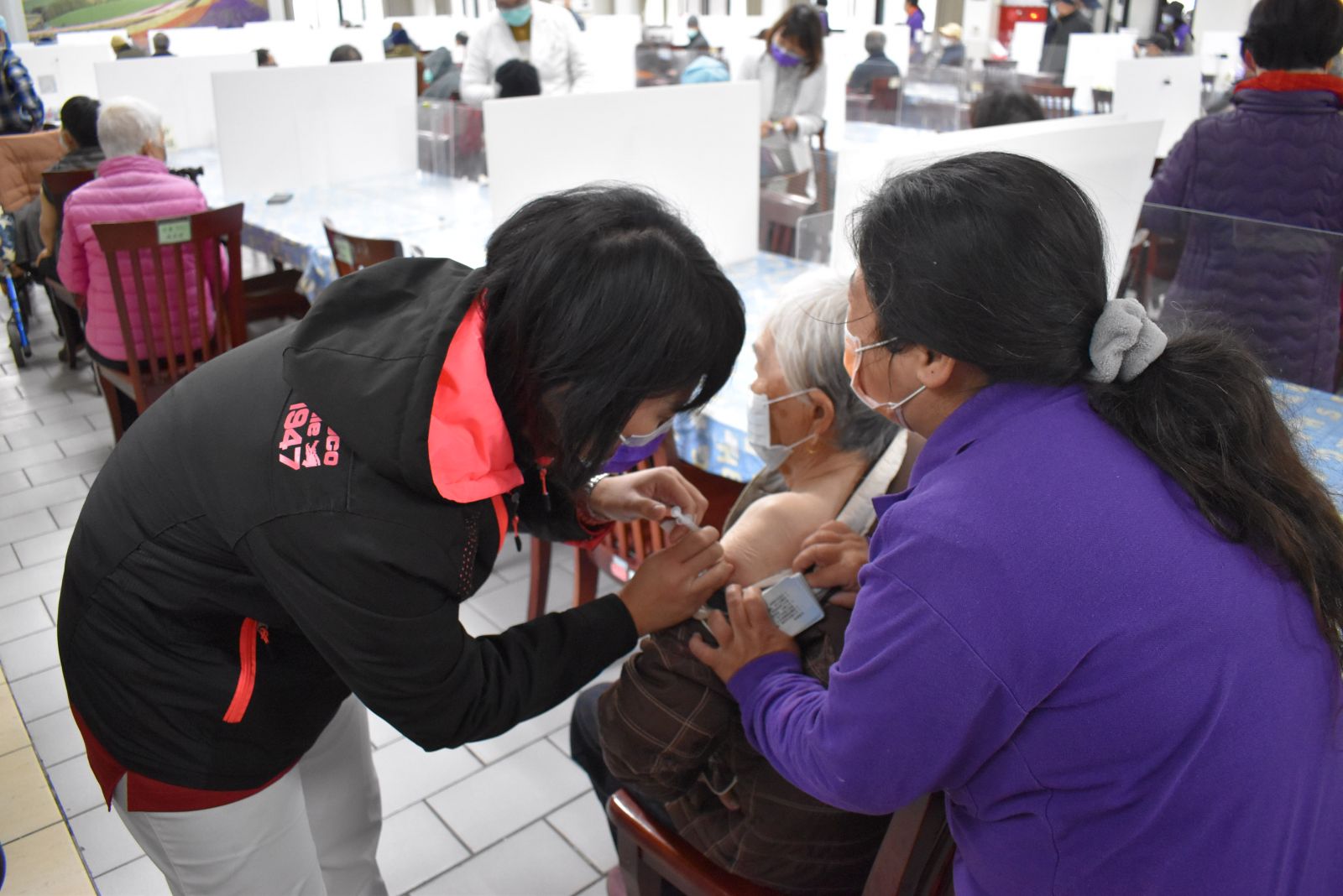 影/中彰榮家追加Moderna第三劑 在家施打免奔波強化防疫更安心 - https://www.watchmedia01.com