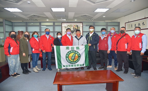 凍頂茶葉發展協會拜會南投縣府 副縣長打趣退休也想學做茶 - https://www.watchmedia01.com