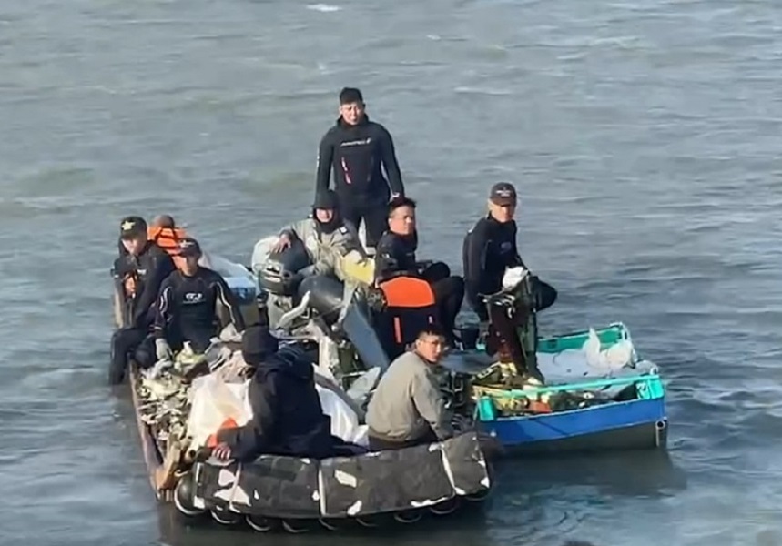 搜尋墜海F-16V戰機　救難人員徒手撈拾片片殘骸 - https://www.watchmedia01.com