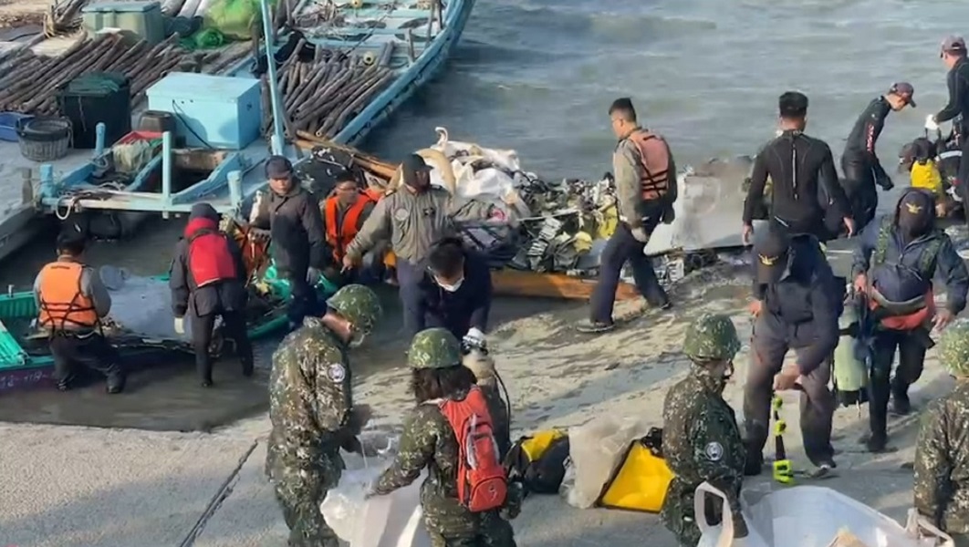搜尋墜海F-16V戰機　救難人員徒手撈拾片片殘骸 - https://www.watchmedia01.com