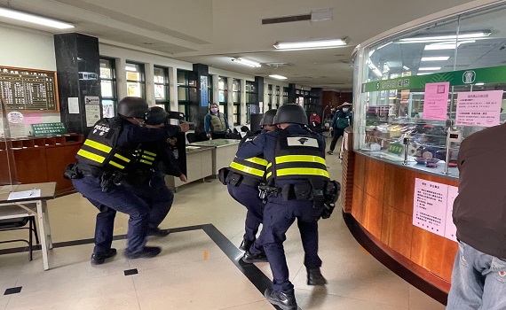 假農民股票遭割韭菜憤至農會搶劫 埔里警防搶演練效果十足 - https://www.watchmedia01.com