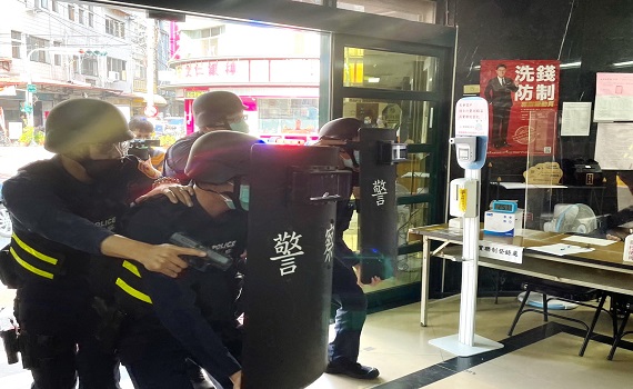 假農民股票遭割韭菜憤至農會搶劫 埔里警防搶演練效果十足 - https://www.watchmedia01.com