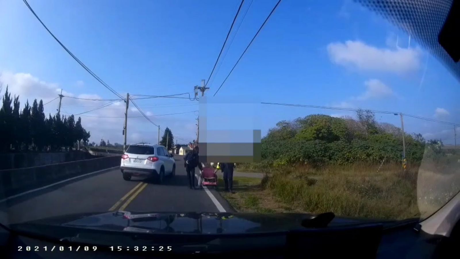影／寒風中長者推輪椅行走險象環生　臺西警暖心協助平安返家 - https://www.watchmedia01.com