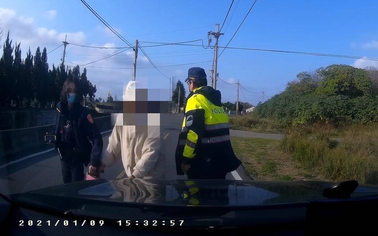 影／寒風中長者推輪椅行走險象環生　臺西警暖心協助平安返家 - https://www.watchmedia01.com
