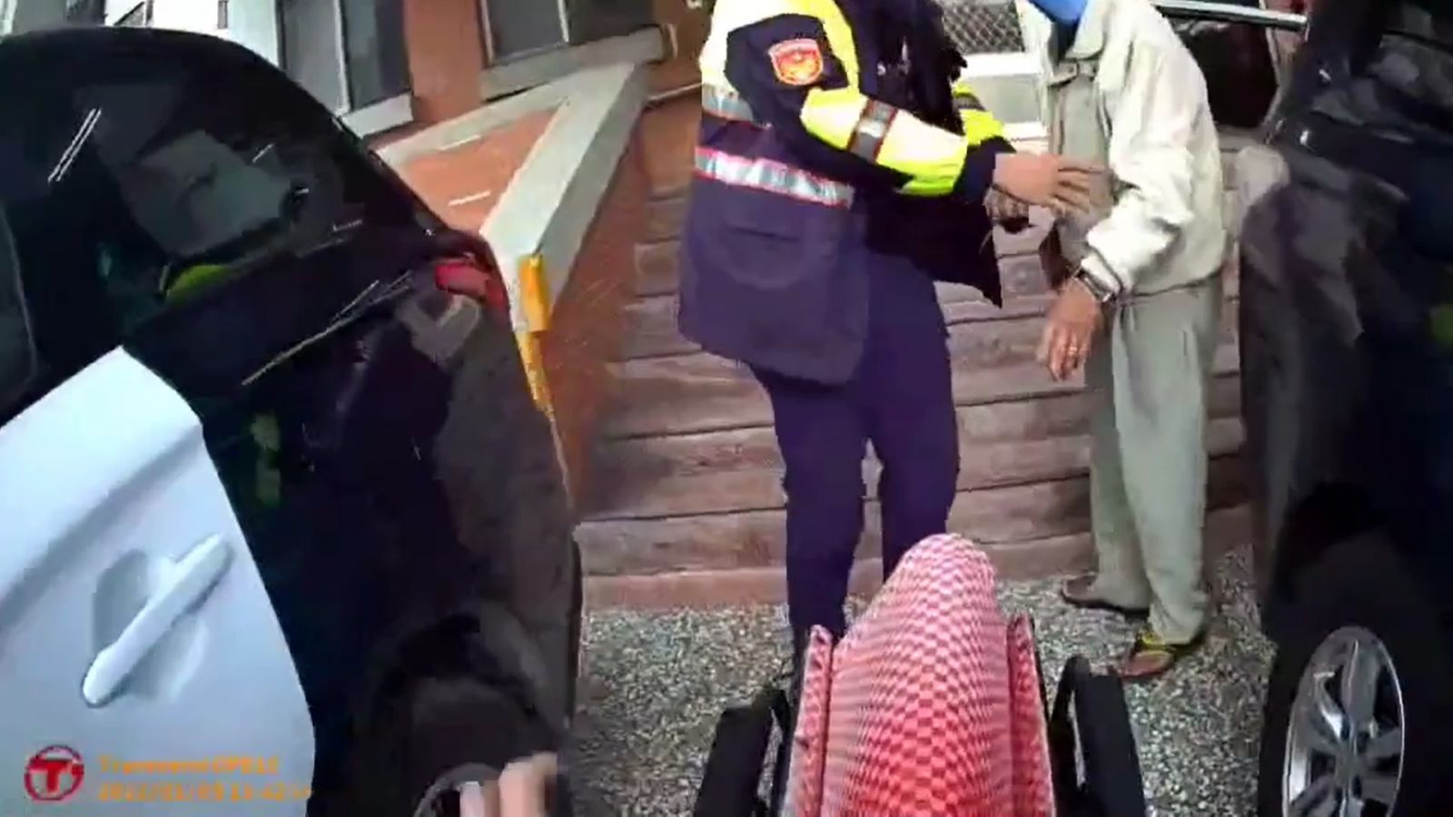 影／寒風中長者推輪椅行走險象環生　臺西警暖心協助平安返家 - https://www.watchmedia01.com