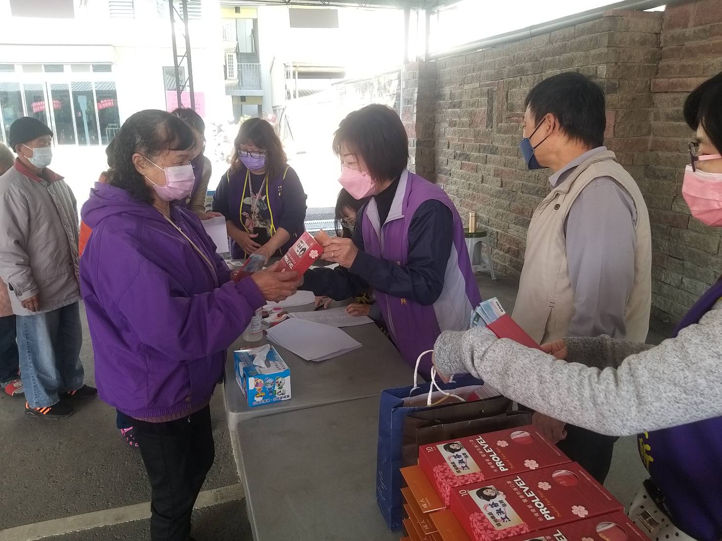 影／寒冬送暖　溪州鄉227戶低收入戶收到滿滿現金和物資 - https://www.watchmedia01.com