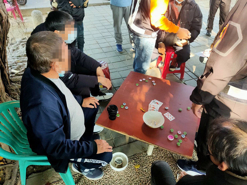 誇張！台南北門路旁大樹下公然聚賭　把風無用仍遭警逮 - https://www.watchmedia01.com