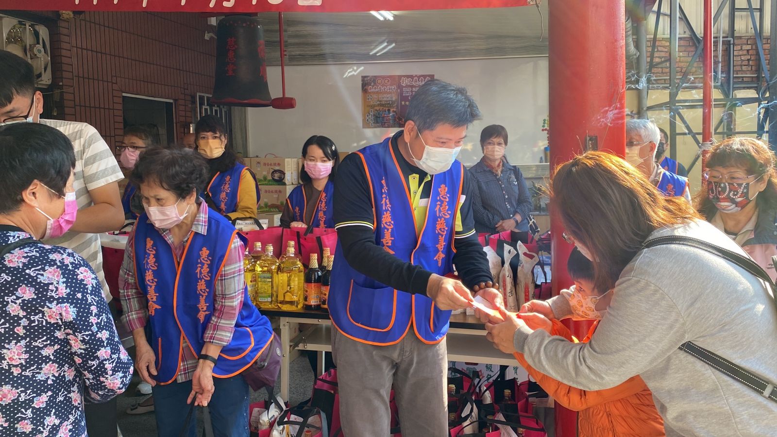 影／暖心！彰化縣惠德慈善會、北彰展愛隊寒冬送暖家扶兒 - https://www.watchmedia01.com