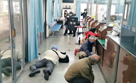 年關將近防範搶案 集集警分局舉辦金融機構防搶演練 - https://www.watchmedia01.com