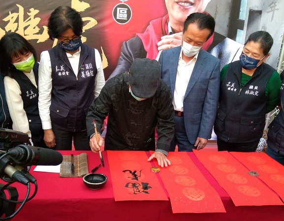 嘉義縣年節春聯紅包亮相　名家現場揮毫討好彩頭 - https://www.watchmedia01.com