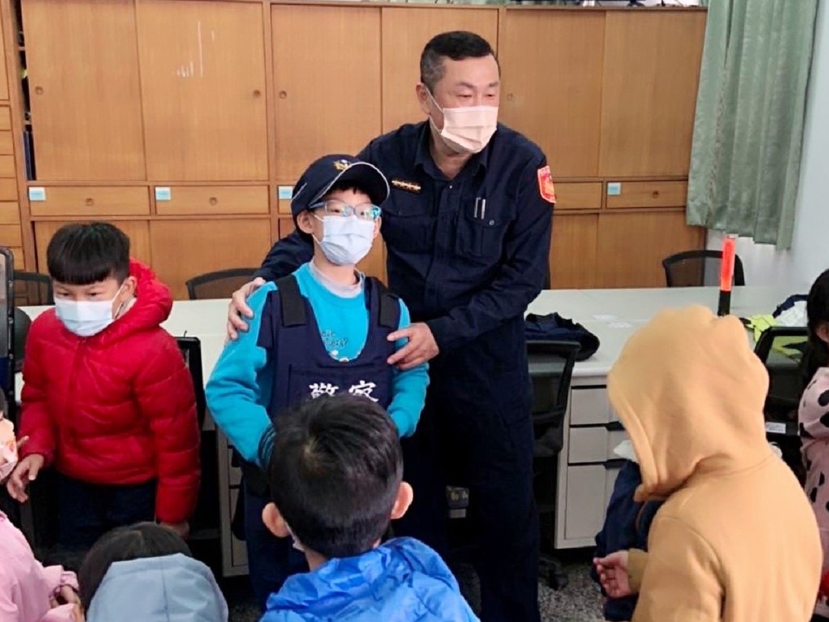 校外教學參訪警所　學童開心體驗警察日常 - https://www.watchmedia01.com
