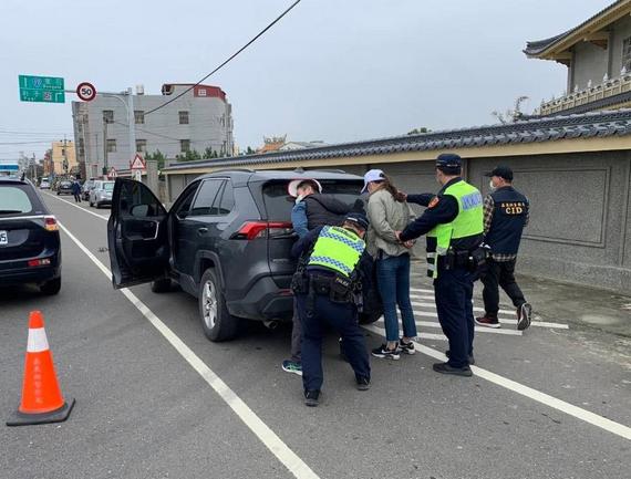 布袋警分局無預警防搶演練逼真　鴛鴦大盜街頭扭打就逮 - https://www.watchmedia01.com