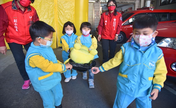 南投縣119消防節扮裝車隊遊街宣導 幼兒園師生體驗消防訓練 - https://www.watchmedia01.com