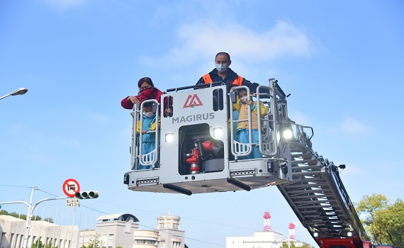 南投縣119消防節扮裝車隊遊街宣導 幼兒園師生體驗消防訓練 - https://www.watchmedia01.com