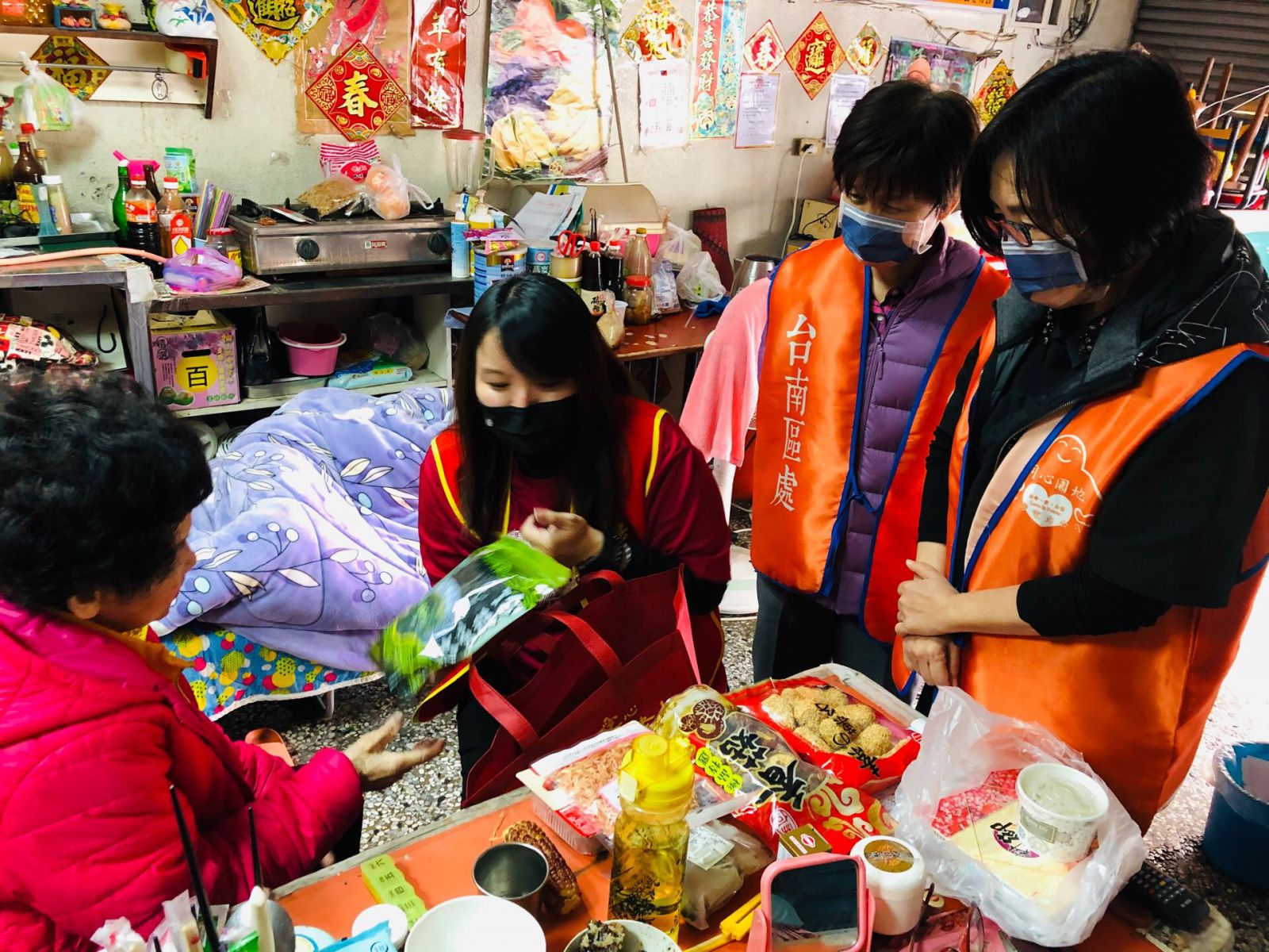關懷獨老 台電偕社福團體送紅包及年菜 - https://www.watchmedia01.com