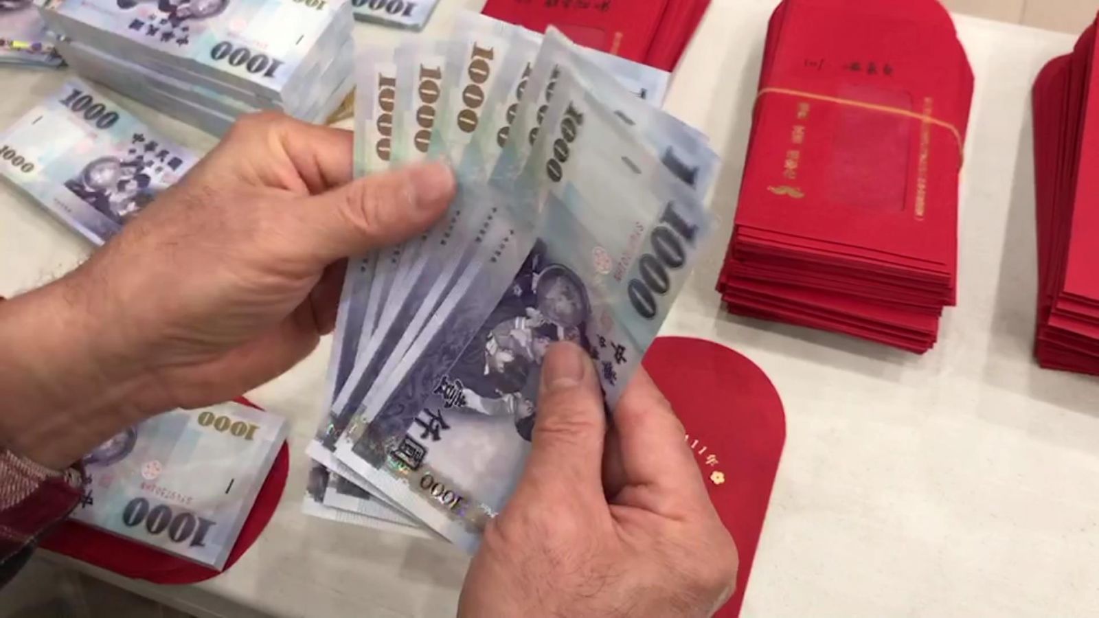 影/財神來!彰市發放春節敬老禮金 員警荷槍實彈戒護上億現鈔 - https://www.watchmedia01.com