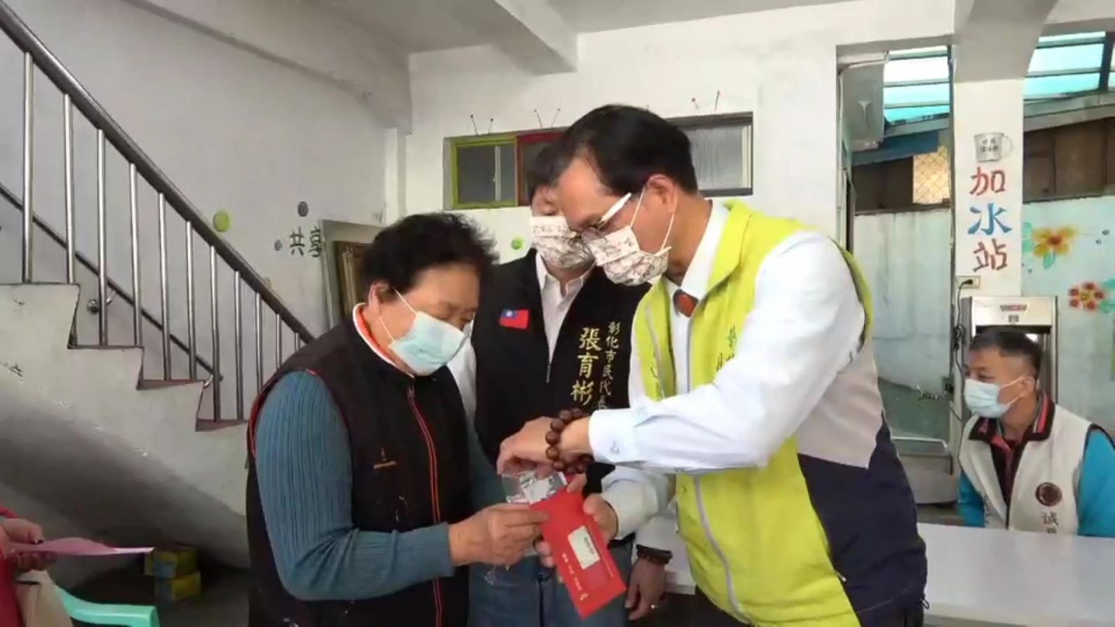 影/財神來!彰市發放春節敬老禮金 員警荷槍實彈戒護上億現鈔 - https://www.watchmedia01.com