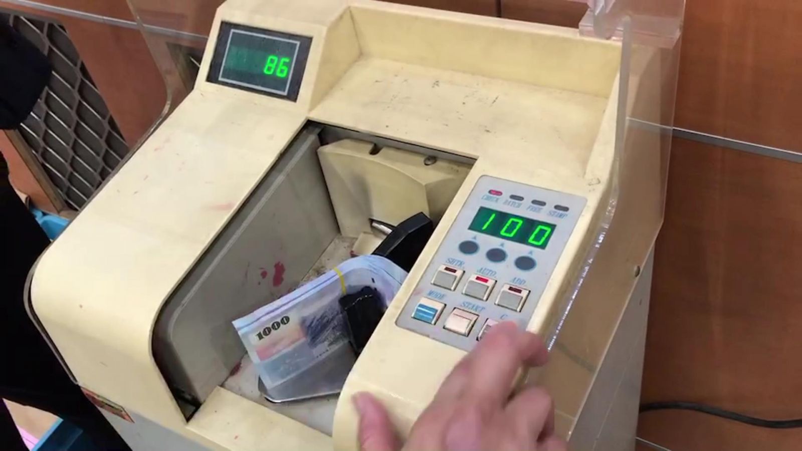 影/財神來!彰市發放春節敬老禮金 員警荷槍實彈戒護上億現鈔 - https://www.watchmedia01.com