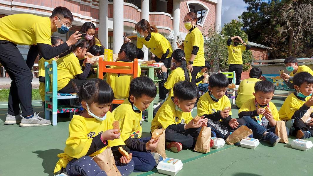 校園幸福列車再開進嘉義偏鄉小學　學生吃出感恩心滋味 - https://www.watchmedia01.com