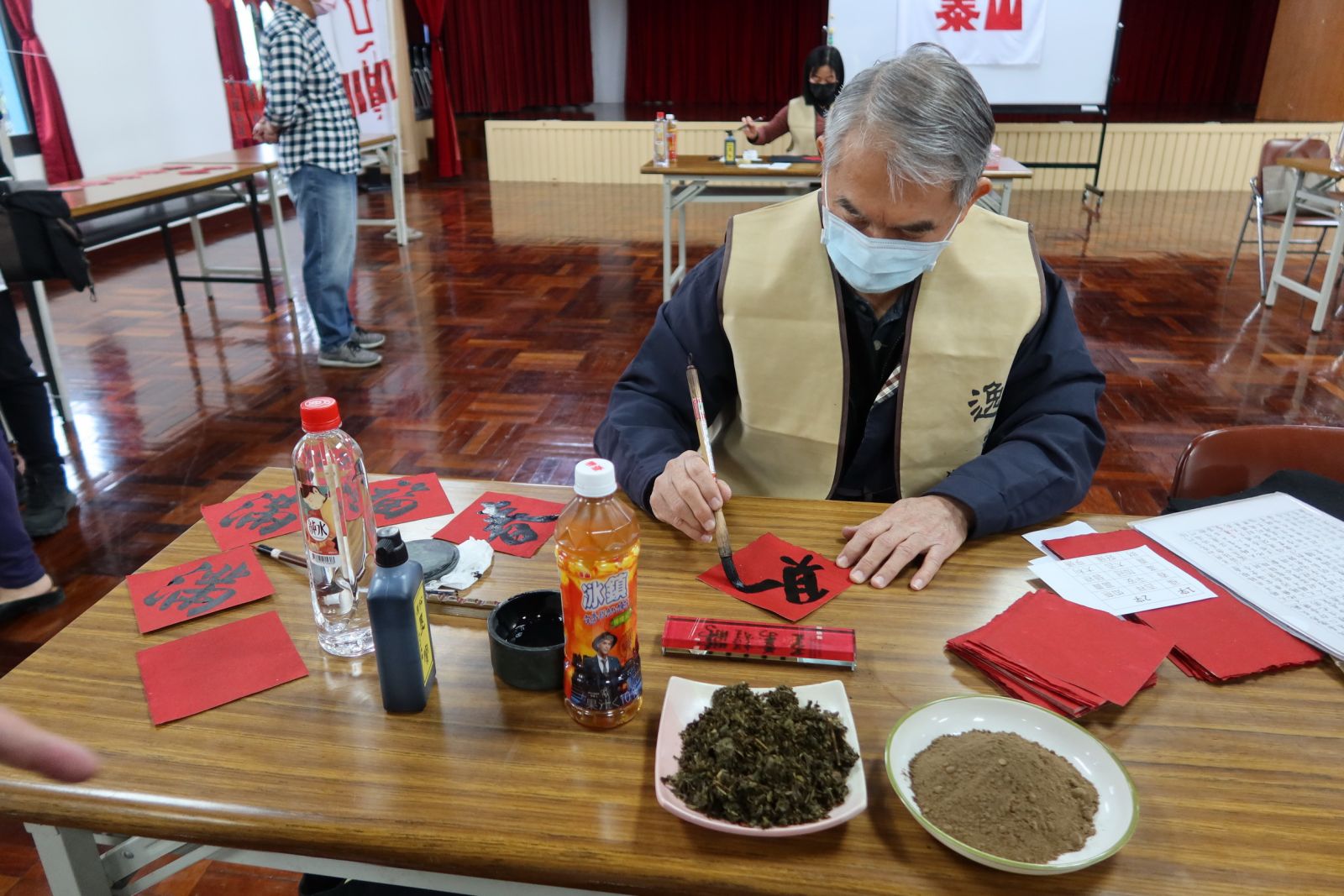 影／茶渣變春聯？淡淡茶香書道專家揮毫一字千金 - https://www.watchmedia01.com