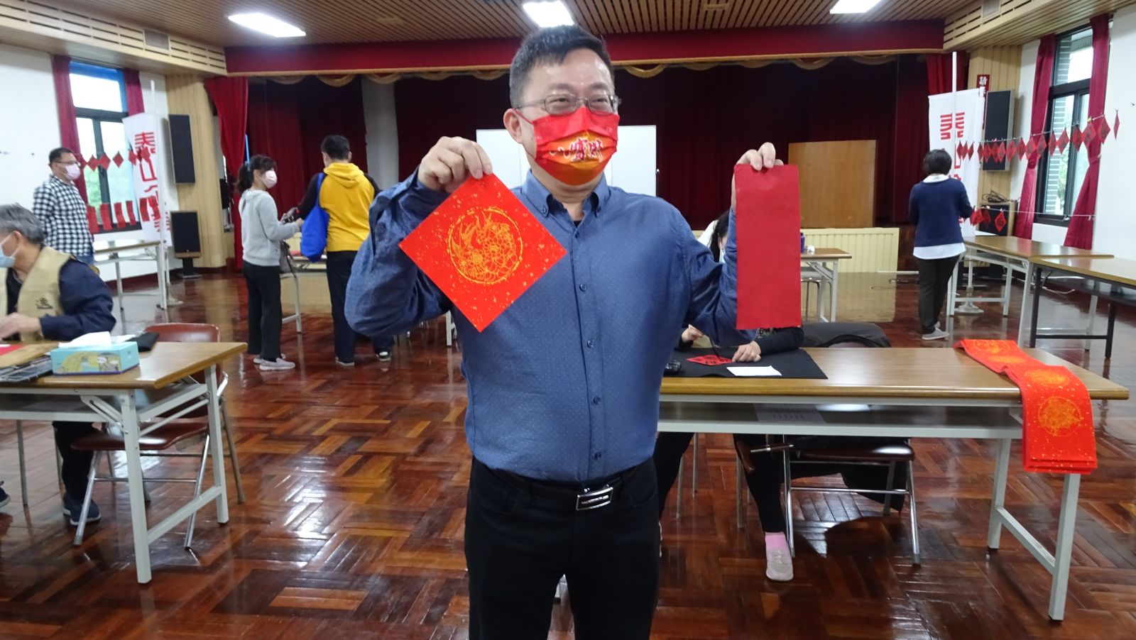 影/茶渣變春聯?淡淡茶香書道專家揮毫一字千金 - https://www.watchmedia01.com